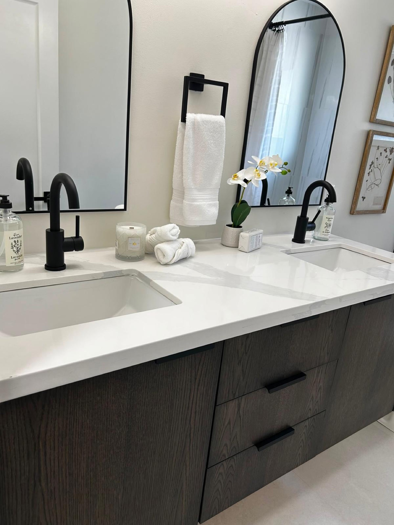 Bathroom vanity with tub